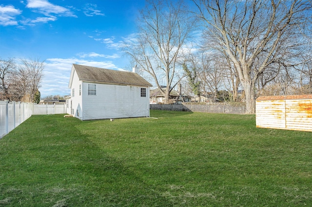 view of yard featuring a shed