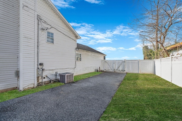 view of yard featuring central AC unit