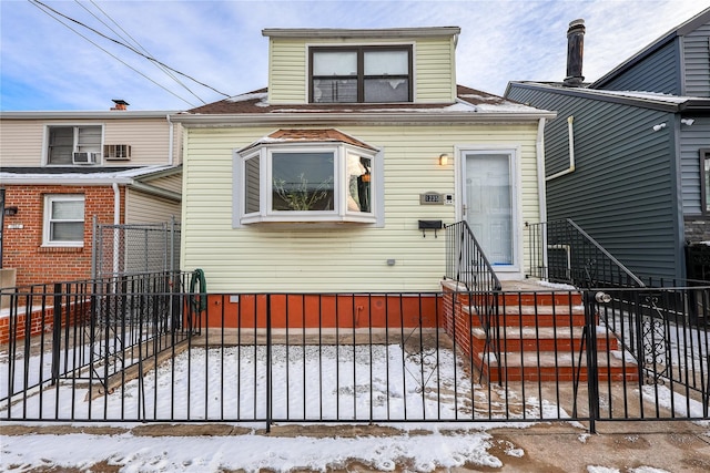 view of front facade with a fenced front yard