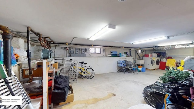 garage with sink and washing machine and clothes dryer