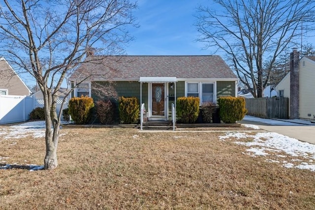 view of front of house featuring a front lawn