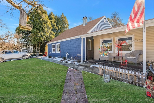 view of front of property featuring a front lawn