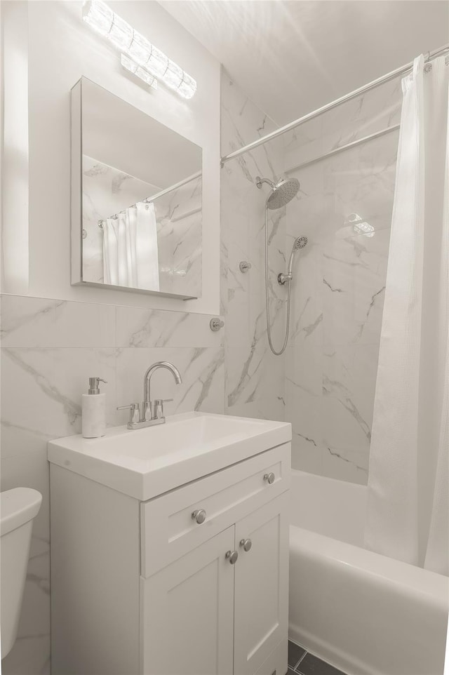 full bathroom featuring shower / tub combo with curtain, tile walls, vanity, tasteful backsplash, and toilet