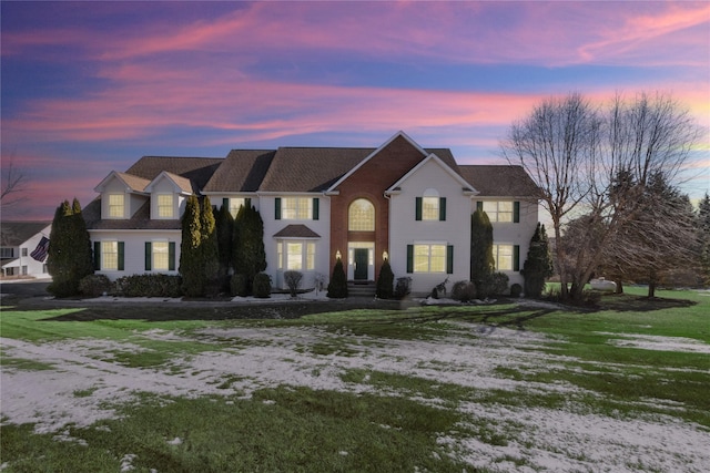 view of front facade featuring a lawn