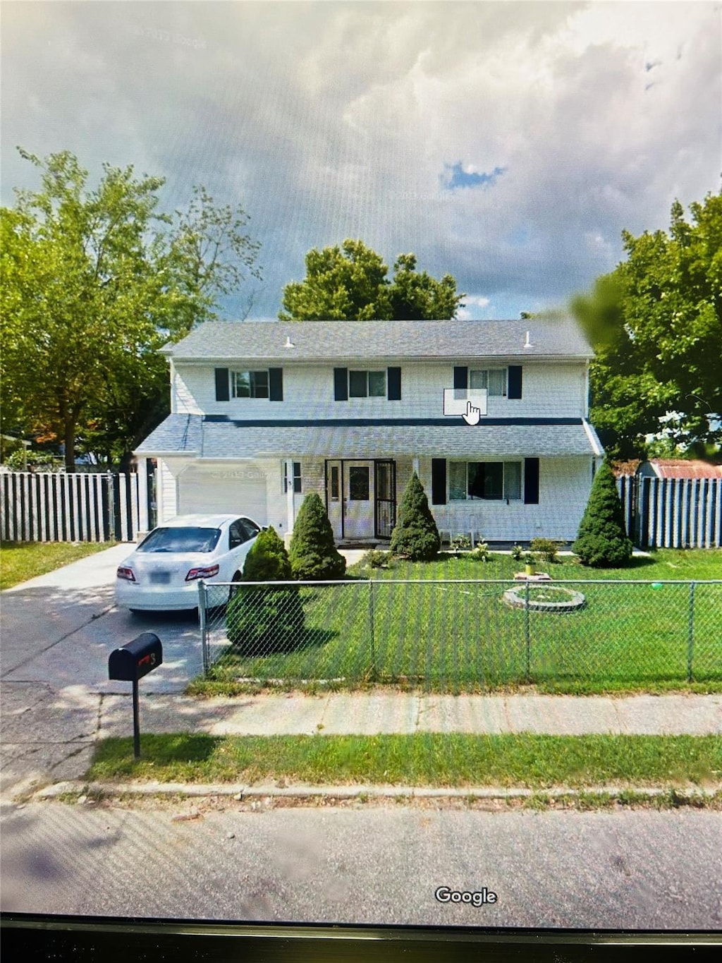 view of front of house featuring a garage and a front yard