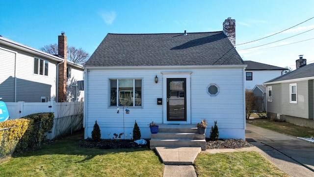 view of front of property with a front yard