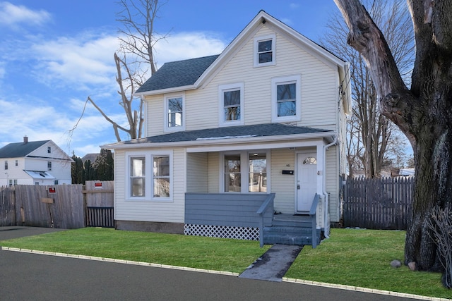 view of front facade featuring covered porch and a front lawn