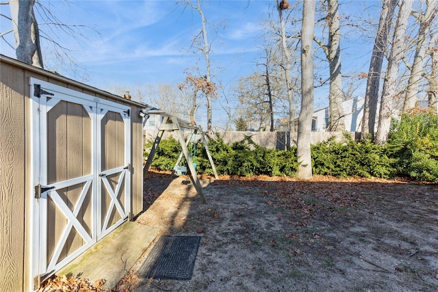 view of yard featuring a storage shed