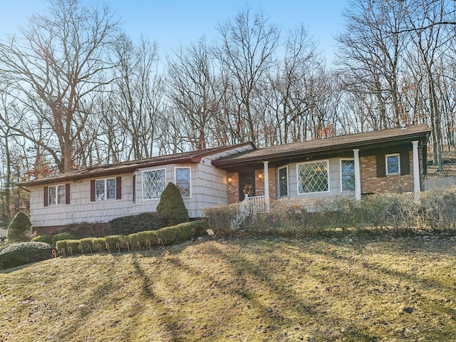 ranch-style house featuring a front lawn