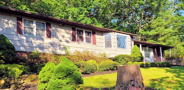 exterior space featuring a front yard