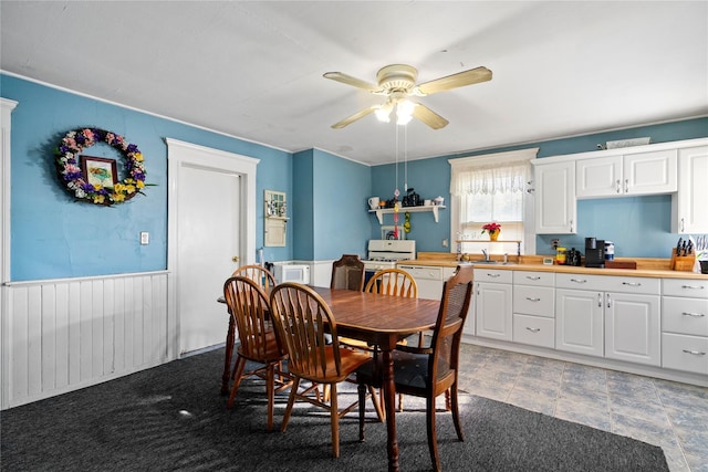 dining space with sink and ceiling fan