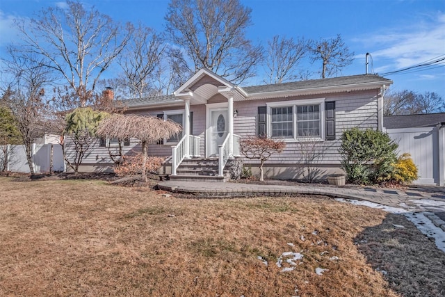 view of front of house featuring a front yard