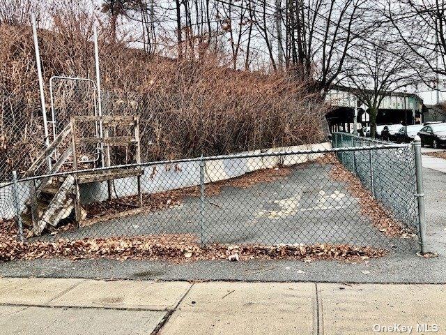 Listing photo 3 for 5701 39th Ave, Woodside NY 11377