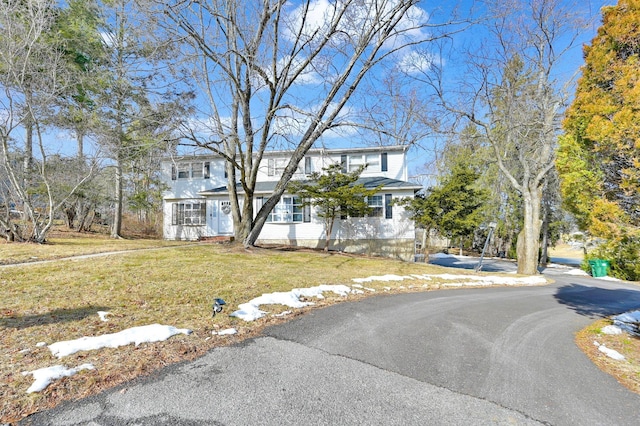 view of front of property featuring a front lawn