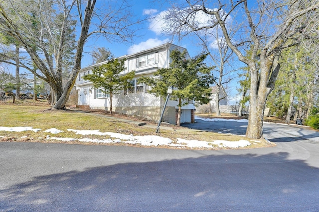 view of front of property with aphalt driveway