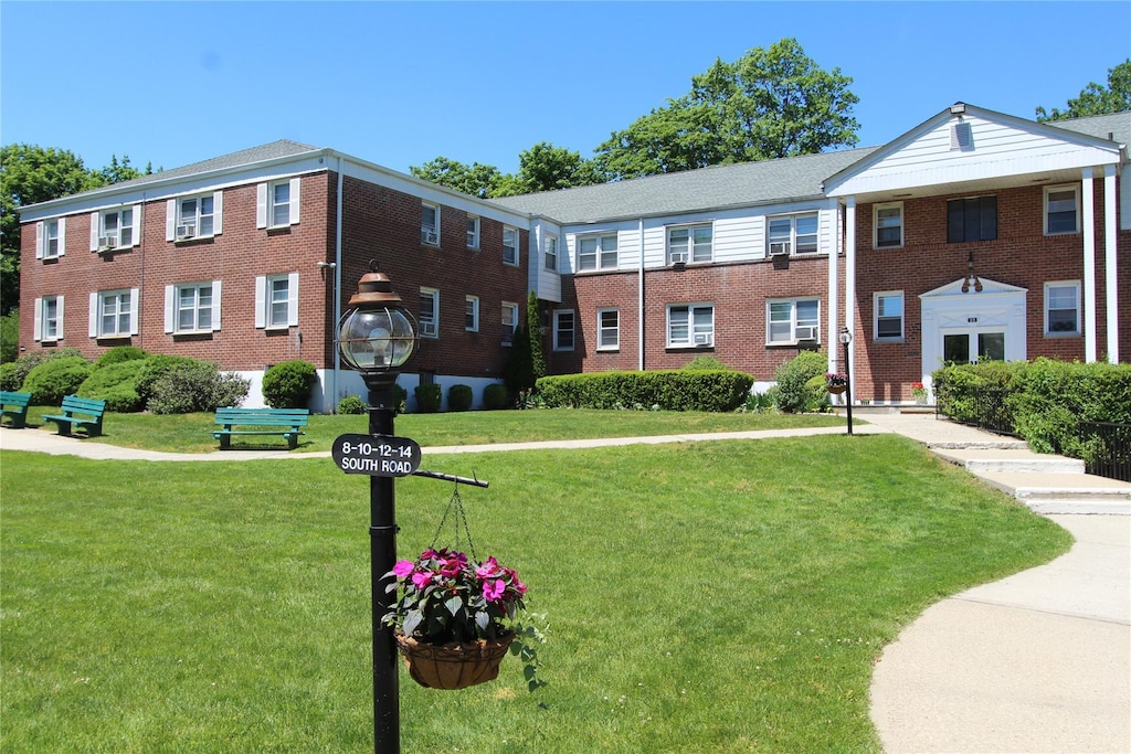 view of front of house featuring a front yard