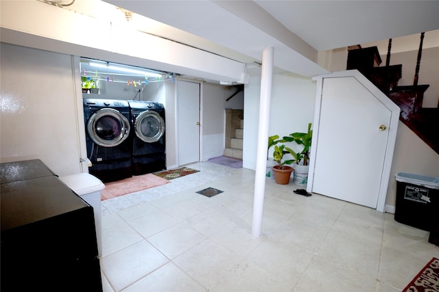 laundry room featuring light tile patterned floors and washing machine and clothes dryer