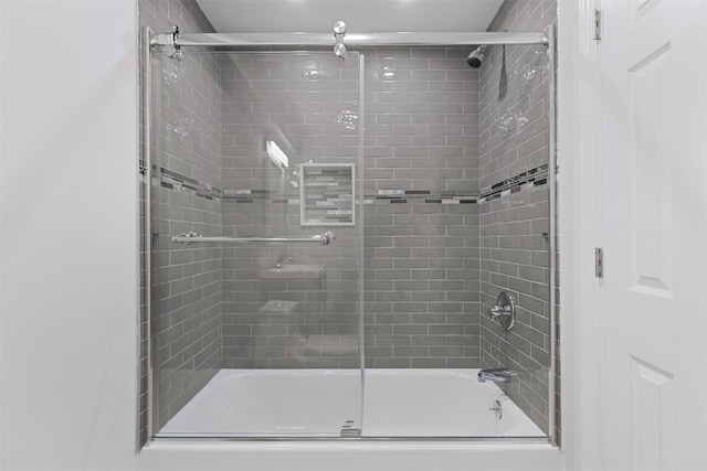 bathroom with combined bath / shower with glass door