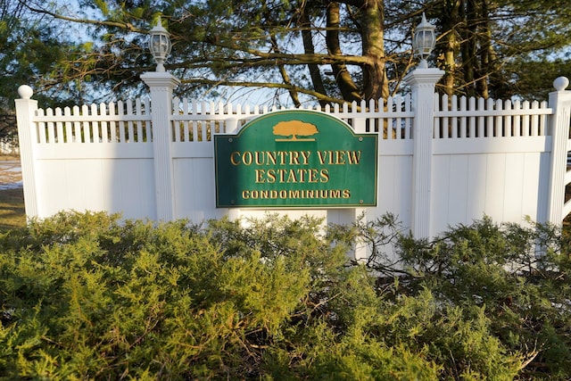 view of community / neighborhood sign