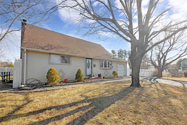 view of front of home featuring a front yard