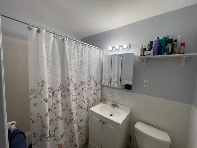 bathroom featuring a shower with curtain, vanity, and toilet