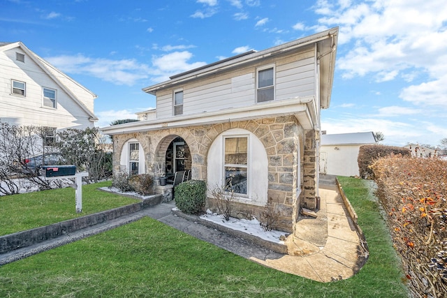 view of front of home featuring a front yard