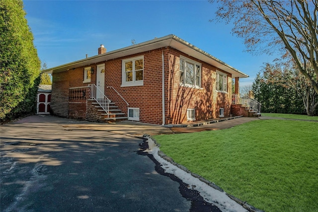 single story home with a front lawn