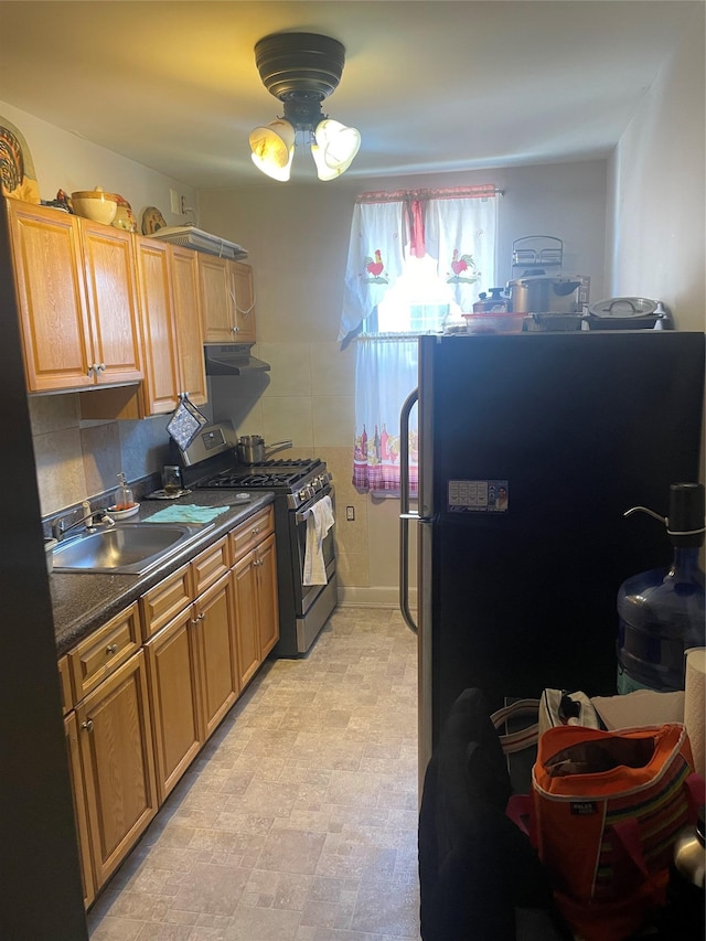 kitchen featuring tasteful backsplash, appliances with stainless steel finishes, and sink