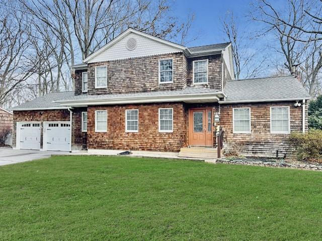 view of front of house featuring a garage and a front yard