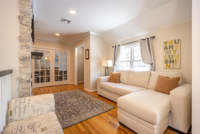 living room featuring wood finished floors, baseboards, visible vents, recessed lighting, and ornamental molding