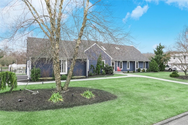 view of front of property featuring a front yard