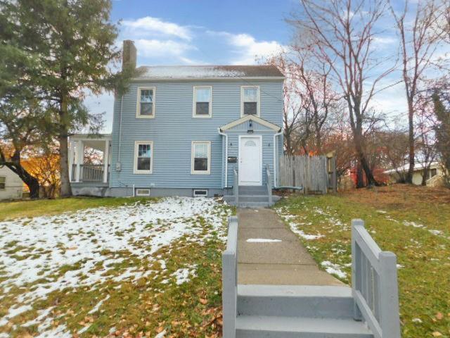 view of front of house featuring a lawn