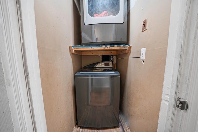 laundry room featuring washer / dryer