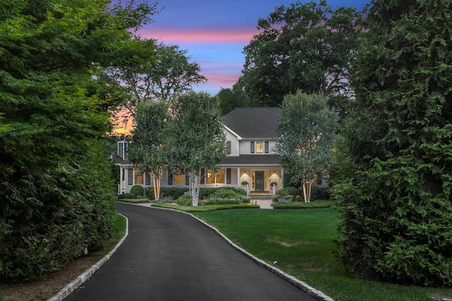 view of front of property featuring a yard