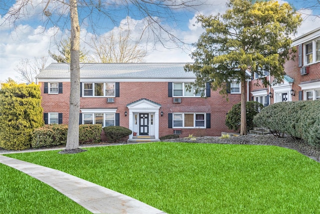 view of front of property featuring a front yard