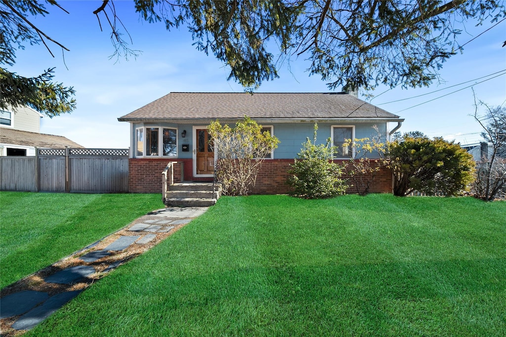 view of front facade with a front yard