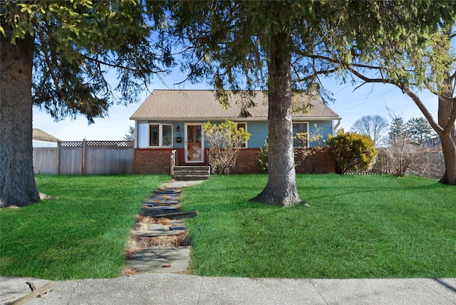 single story home with a front lawn