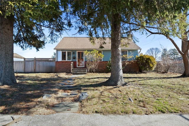 single story home with a front lawn