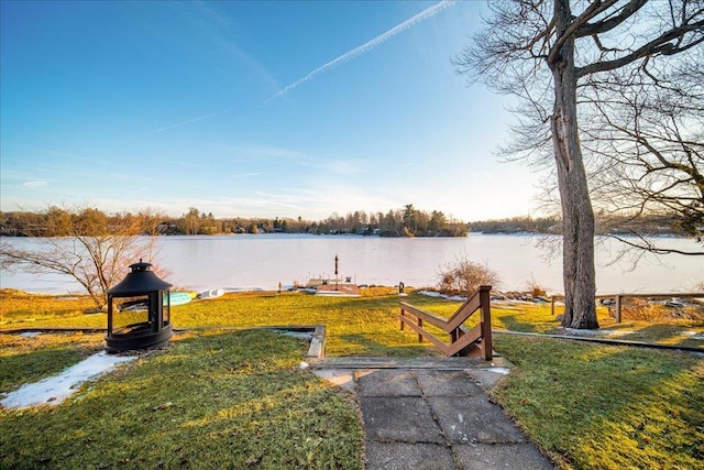 view of yard featuring a water view