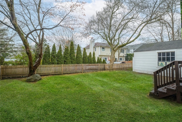 view of yard featuring an outbuilding