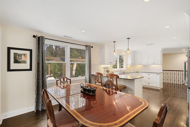 dining area with visible vents, recessed lighting, dark wood-type flooring, and baseboards