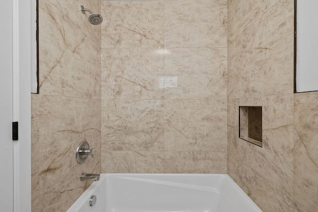 bathroom featuring tiled shower / bath combo