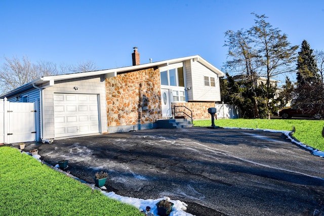 view of front facade featuring a garage and a front lawn