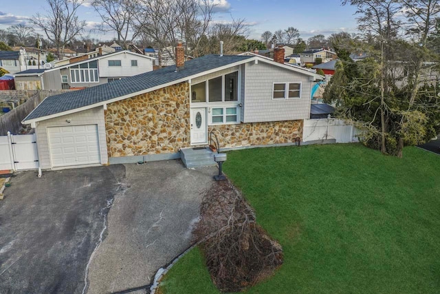 view of front of house featuring a garage and a front yard