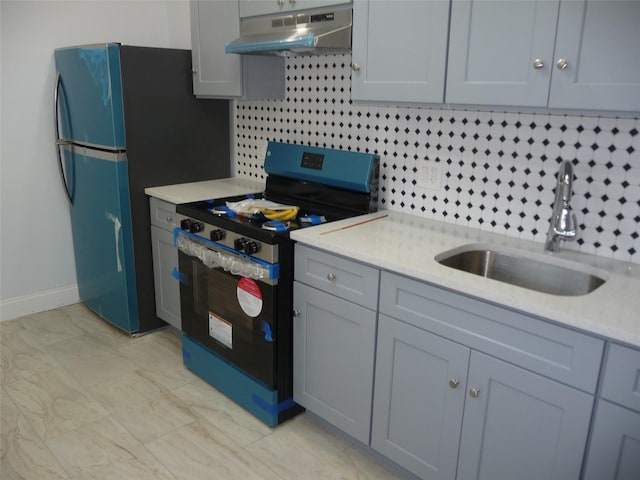 kitchen featuring sink, gray cabinetry, backsplash, fridge, and electric range