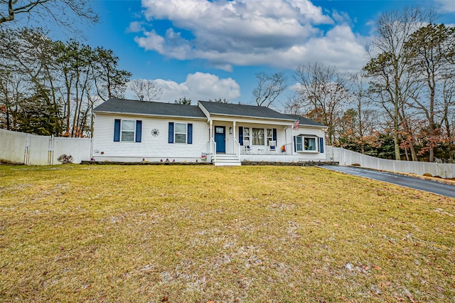 view of front of house featuring covered porch and a front lawn