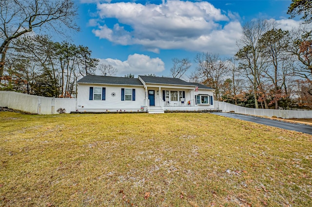 single story home featuring a porch and a front lawn