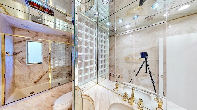 bathroom with sink, toilet, and tiled shower