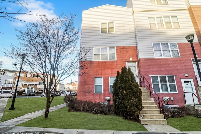 view of front of property featuring a front yard