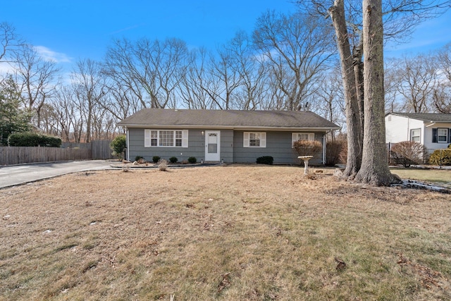 ranch-style house featuring a front lawn